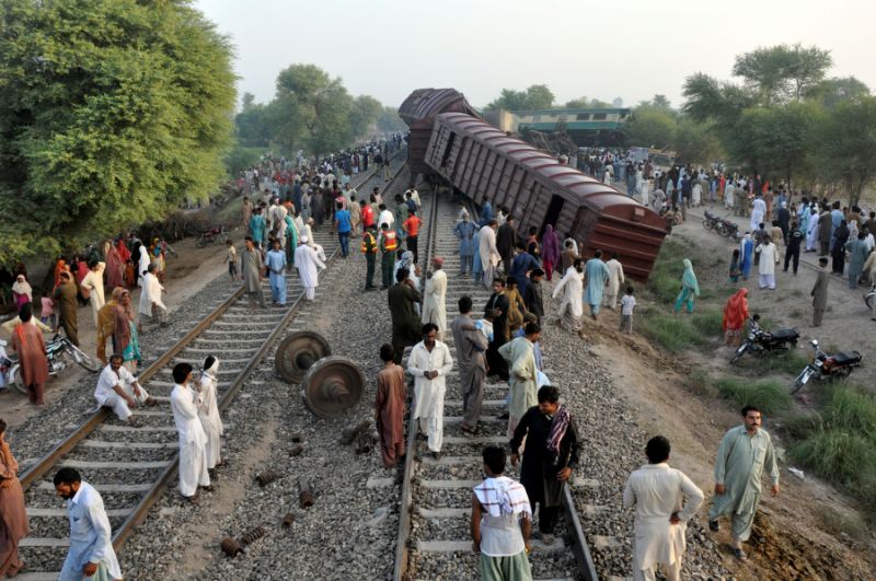 BREAKING Train Collides In Pakistan 6 Killed 100 Injured